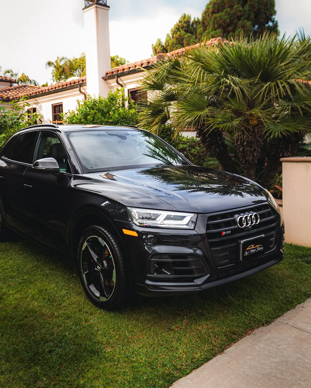 Bonita paint correction: glossy black Audi SUV parked beside a Spanish-style house